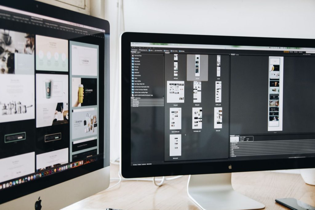 Monitores con un proyecto de diseño web en un escritorio